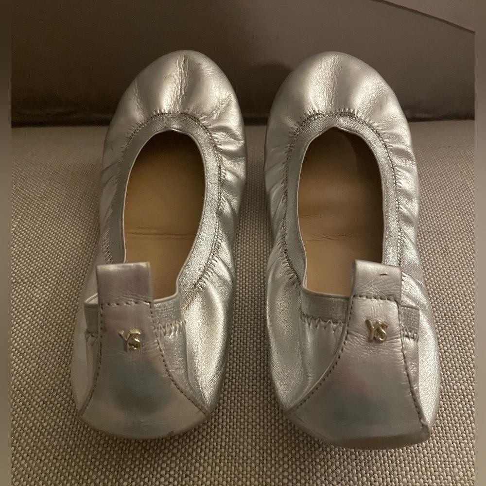 Silver foldable Samara like new flat. Size 8.